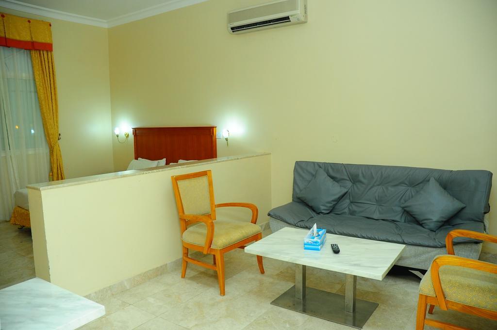 Al Faisal Hotel Suites Szúr Szoba fotó