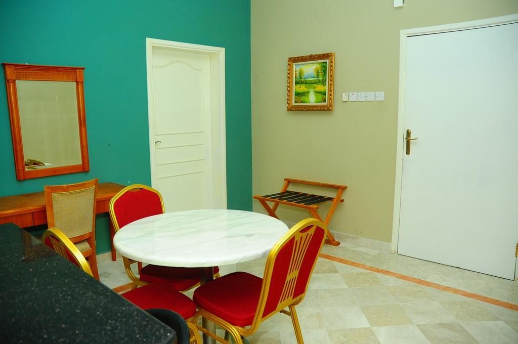 Al Faisal Hotel Suites Szúr Szoba fotó